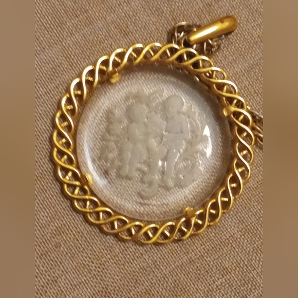 Trifari Crown Signed Vintage Gold Tone Gemini Intaglio Pendant Necklace - Picture 5 of 7